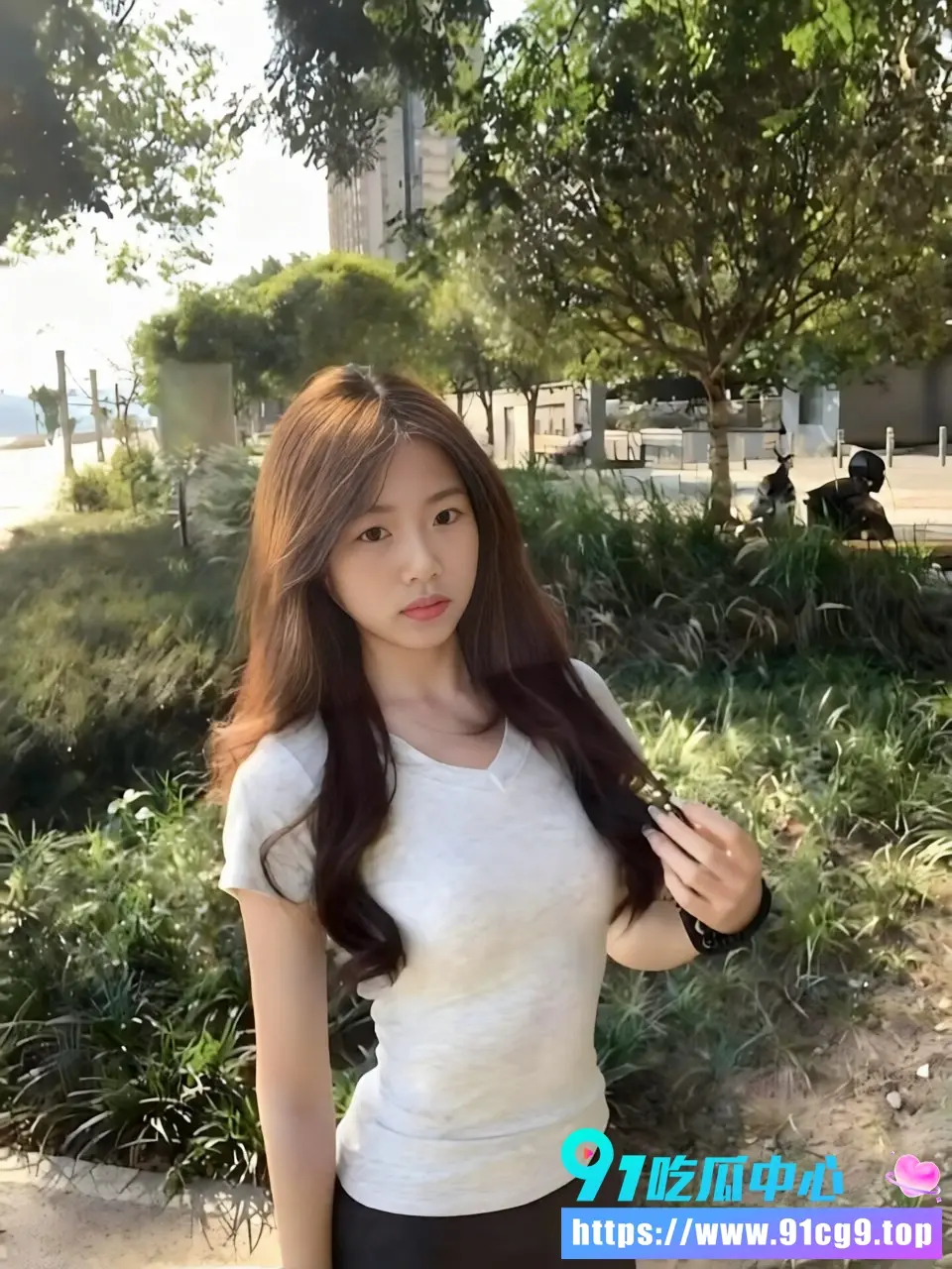 湖北20岁女大学生董晴 裸贷款私密资源 为还债金主门前大胆自慰放荡玩穴 (3).webp