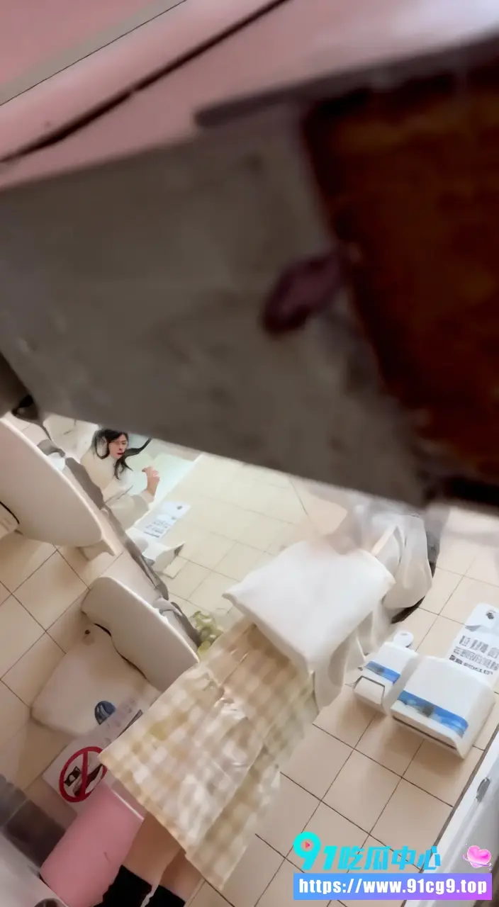 精品厕所偷拍 台湾女校学生妹清纯校服短裙隔间掀裙露出嫩鲍 蹲姿外景放尿全过程记录 (7).webp