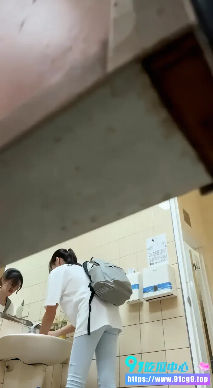 精品厕所偷拍 台湾女校学生妹清纯校服短裙隔间掀裙露出嫩鲍 蹲姿外景放尿全过程记录 (1).webp