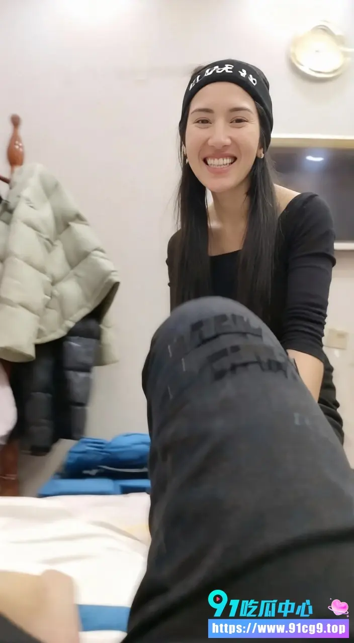 周末休息去按摩店 找正经长发高颜值妹妹 软磨硬泡最终拿下她 按摩床上直接开干 (3).webp