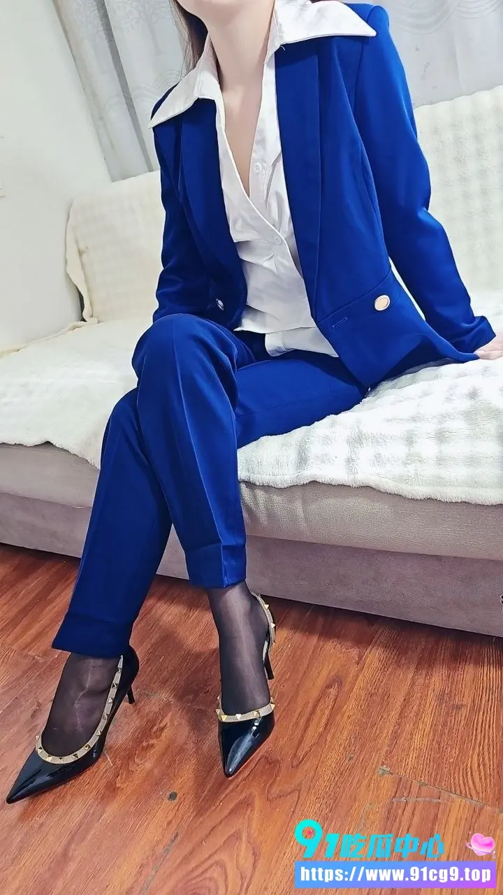 粗心员工让公司亏损 被女神经理喊到办公室问话 性感OL制服化身调教者 主动骑乘尺度拉满 (2).webp