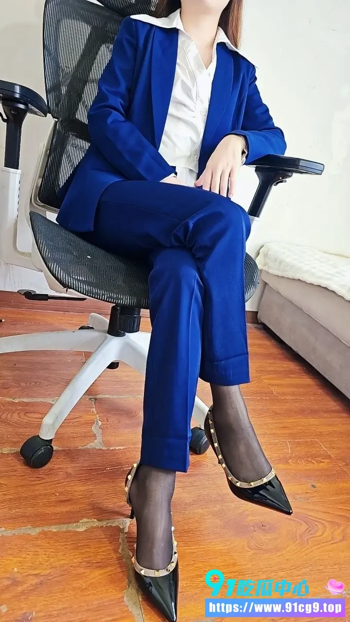 粗心员工让公司亏损 被女神经理喊到办公室问话 性感OL制服化身调教者 主动骑乘尺度拉满 (6).webp