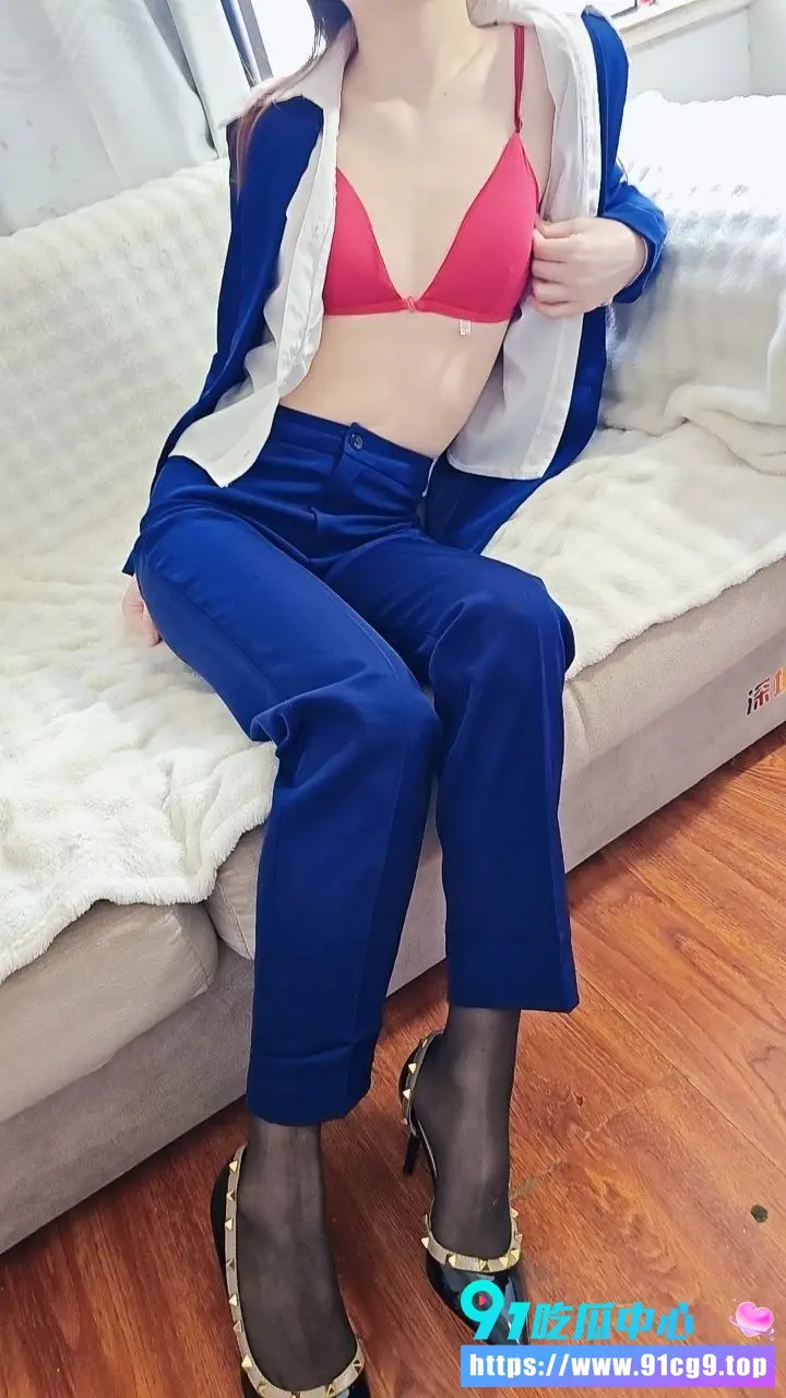 粗心员工让公司亏损 被女神经理喊到办公室问话 性感OL制服化身调教者 主动骑乘尺度拉满 (3).webp