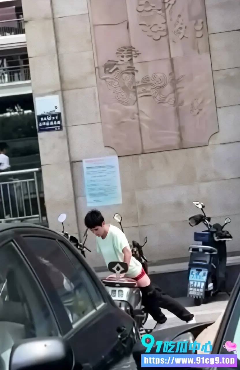 飞机哥压抑太久直接当街发疯 路边看到集美电动车直接骑上去疯狂抽插坐垫 最后射满浓精白浊拉丝 (4).webp