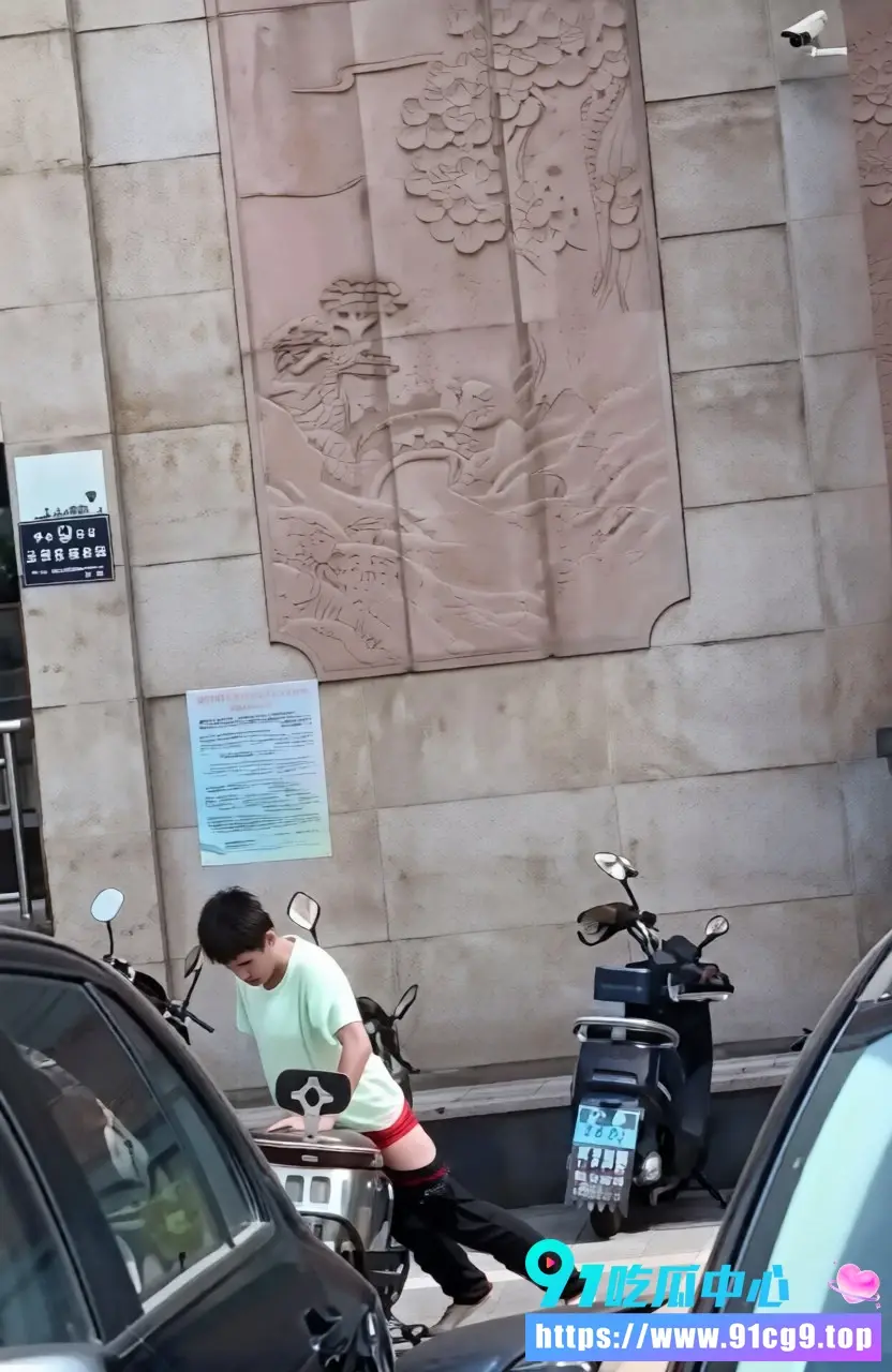 飞机哥压抑太久直接当街发疯 路边看到集美电动车直接骑上去疯狂抽插坐垫 最后射满浓精白浊拉丝 (3).webp