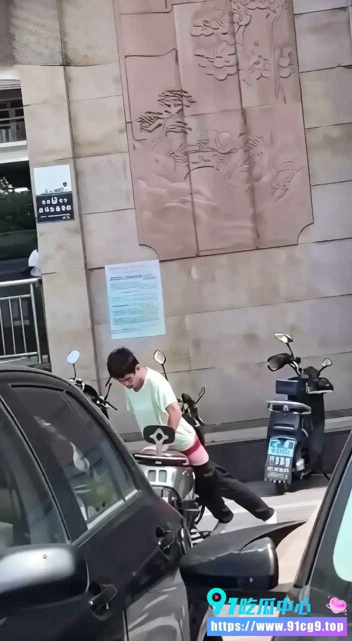 飞机哥压抑太久直接当街发疯 路边看到集美电动车直接骑上去疯狂抽插坐垫 最后射满浓精白浊拉丝 (2).webp